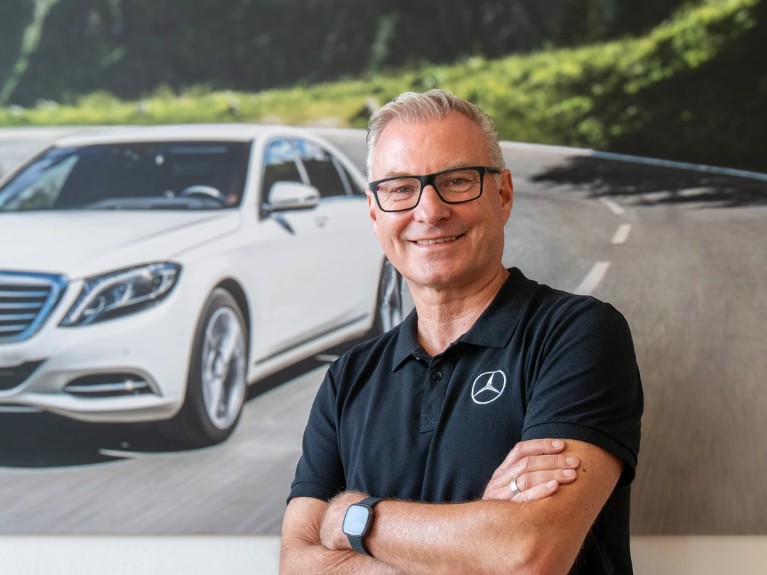 Klaus Peter Schmitt vor einem Mercedes-Benz Motiv