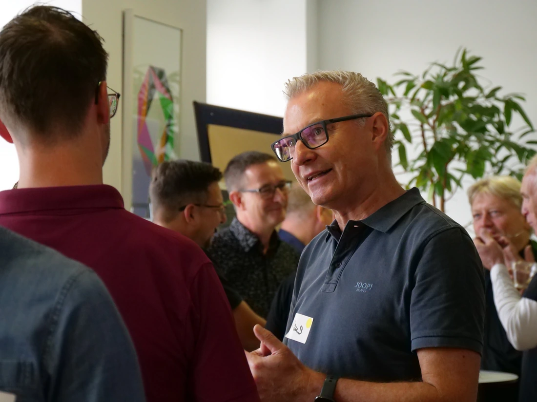 Klaus Peter Schmitt im Gespräch mit Teilnehmern einer Veranstaltung