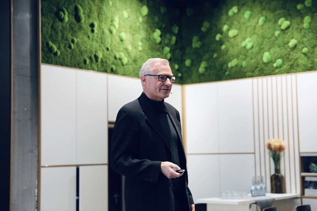 Klaus Peter Schmitt in einem modernen Bürogebäude