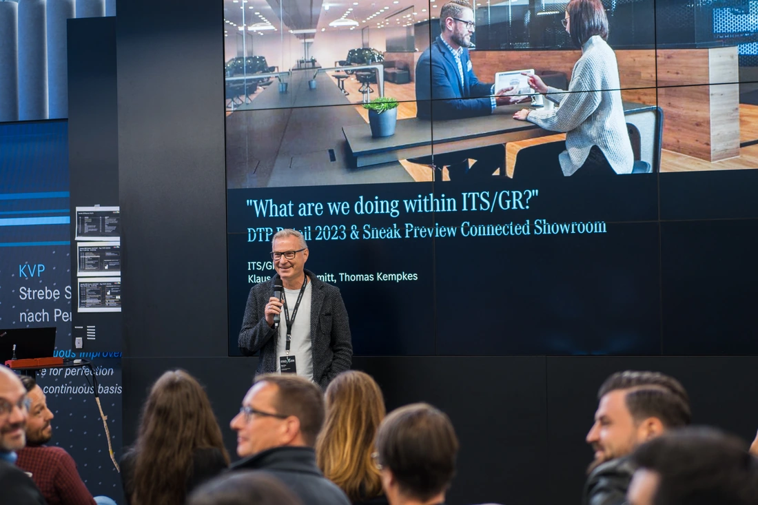 Klaus Peter Schmitt bei einem Vortrag zu Connected Showroom