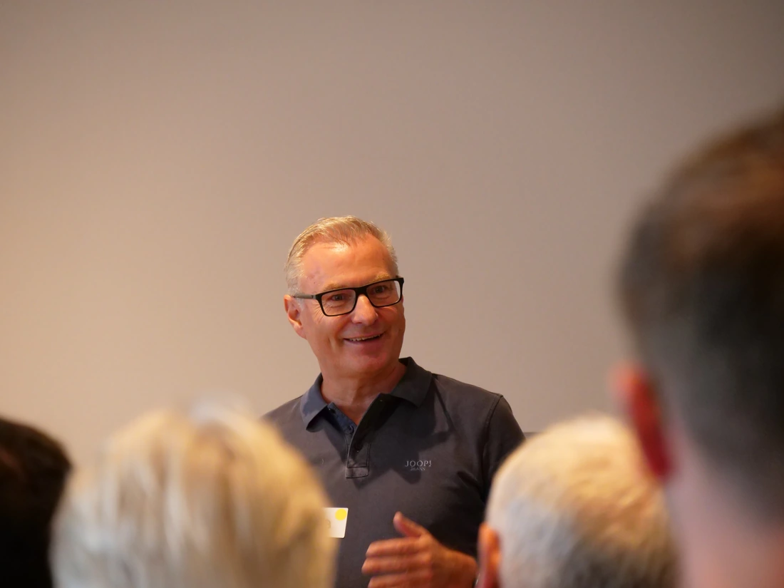 Klaus Peter Schmitt im Gespräch mit einer Gruppe von Teilnehmern